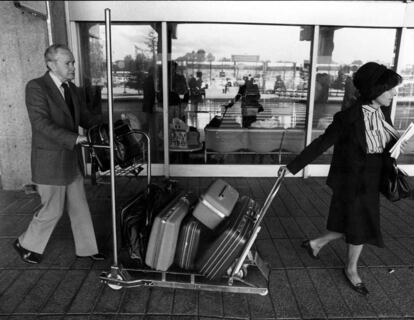 El escritor mexicano Juan Rulfo, en el aeropuerto de Madrid-Barajas, en 1983.
