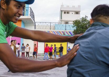 Jóvenes y familias encontraban en la Casa del Migrante en Saltillo, en el norte de México, no solo un hogar acogedor en una región adonde los cárteles atacan a los migrantes sin misericordia, sino también la oportunidad de unos momentos de recreo como estos ejercicios en el patio de primera mañana. 