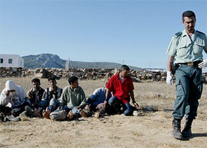 Varios de los inmigrantes detenidos en la playa de Punta Caraminal en Tarifa.