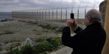 Interior Minister Jorge Fernández Díaz photographs the breakwater on Tarajal beach in Ceuta where 15 migrants died last month.