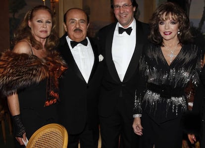 Ursula Andress, Adnan Khashoggi, John Collins y el esposo de esta, en una fiesta en 2007.