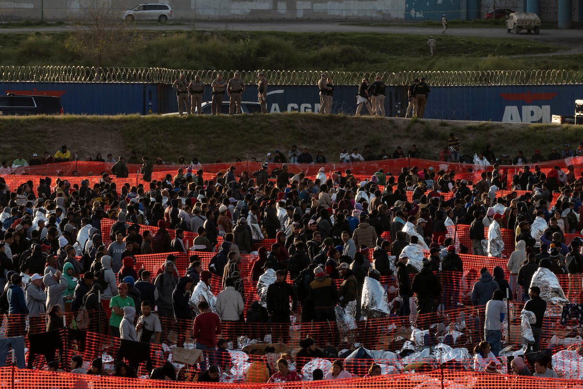 Miles de migrantes, a la intemperie en Eagle Pass en plena crisis ...