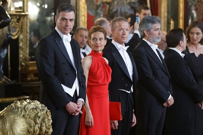 El presidente del Gobierno de España, Pedro Sánchez; la presidenta del Congreso, Meritxell Batet; el presidente del Senado, Ander Gil; y el presidente del Tribunal Supremo, Carlos Lesmes, a su llegada a la cena ofrecida por los Reyes de España al emir de Catar y a su esposa.