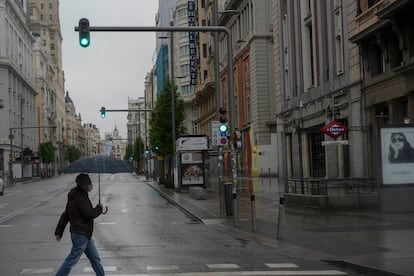 Un hombre atraviesa Gran Vía a la altura de Callao.  / LUIS DE VEGA