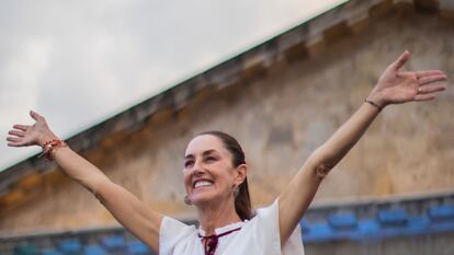 Claudia Sheinbaum saluda a sus seguidores en Guadalajara (Jalisco), el 28 de mayo.