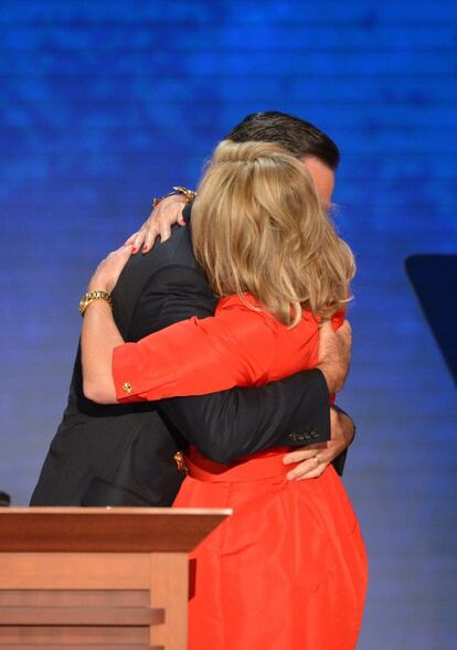 Mitt Romney abraza a su mujer una vez que ella finalizó su intervención en la Convención republicana.