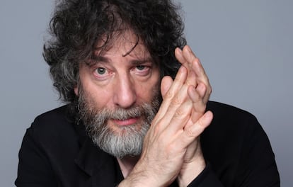 Neil Gaiman posa en la Comic-Con de San Diego en julio de 2018.