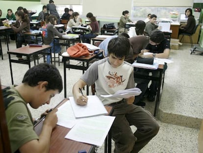 Alumnos de Secundaria en una clase del colegio concertado Vizcaya, en Zamudio.