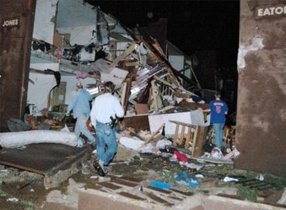 Los servicios de emergencia observan los daños en un centro comercial en Memphis.
