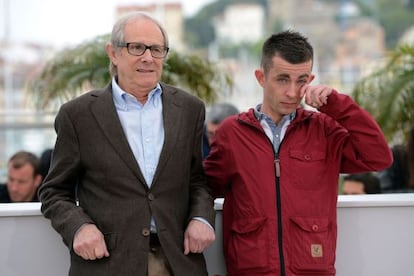 El director Ken Loach junto a Paul Brannigan, durante el festival de Cannes.