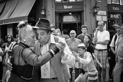 Desde hace más de veinte años, cada domingo en la esquina de Humberto Primo y Defensa del barrio de San Telmo (Buenos Aires), Pochi y Osvaldo, una extraordinaria pareja de tangueros, sorprenden a cualquiera con sus sensacionales actuaciones. Rocio Fairen, artista uruguaya de 24 años que vive desde los ocho años en Madrid, se queda extasiada cada vez que los ve. Esa fascinación es lo que quiere compartir con su trabajo 'Pochi y Osvaldo' que exhibirá en Artelateral (Fuencarral, 43. Madrid) desde el 20 de marzo hasta el 15 de junio. "Siento la necesidad de crear estas imágenes y el visor de mi cámara se convierte en una pantalla de cine mientras congelo instantes únicos que hablan de ellos y de mi. Me divierto mucho haciendo fotografías e inconscientemente me centro en explotar, a través de mi curiosidad y sensibilidad, mi punto de vista personal y crear algo que sólo me pertenece a mí", afirma.