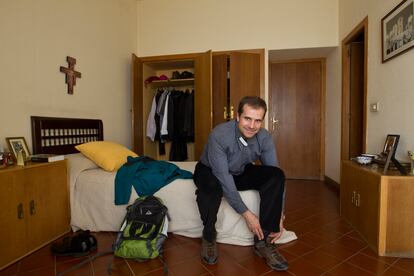 Xavier Novell, en 2012 en su habitación del obispado de Solsona (Lleida).