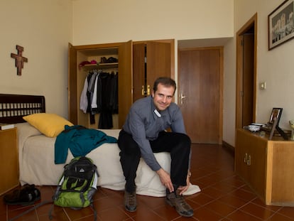 Xavier Novell, en 2012 en su habitación del obispado de Solsona (Lleida).