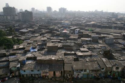 El asentamiento Dharavi tiene 1 millón de habitantes y ocupa una de las tierras más cotizadas, en pleno centro financiero de Bombay.