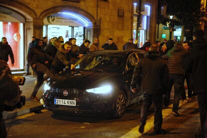 Un grupo de taxistas reaccionan contra un vehículo de licencia VTC, en la Vía Laietana de Barcelona.