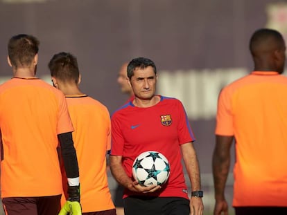 Ernesto Valverde, durante el entrenamiento del Bar&ccedil;a en la ciudad deportiva. 