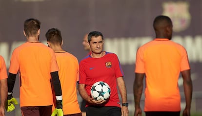 Ernesto Valverde, durante el entrenamiento del Bar&ccedil;a en la ciudad deportiva. 