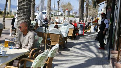 Turistas alemanes en una terraza de Palma, en abril.