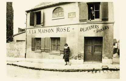Germaine en la puerta de su restaurante La Maison Rose. Arriba Pichot en lo que era su estudio, en una foto de la familia.