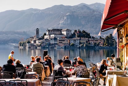 Con 13,4 kilómetros de longitud y 2,5 de anchura, el pequeño lago d’Orta se puede rodear tranquilamente en coche durante una jornada. Los viajeros suelen detenerse en el pintoresco pueblo medieval de Orta San Giulio, en la isla San Giulio (en la foto, al fondo), donde se pueden contemplar los frescos de la Basilica di San Giulio, del siglo XII.