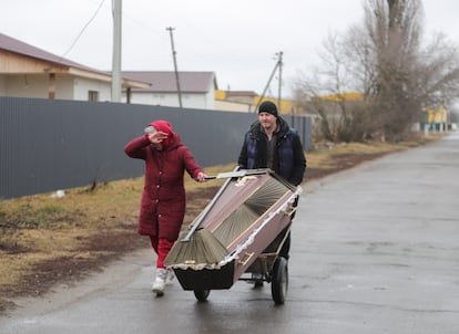 Habitantes de la pequeña ciudad de Borodianka, cerca de Kiev, llevan un ataúd, el pasado 3 de marzo.