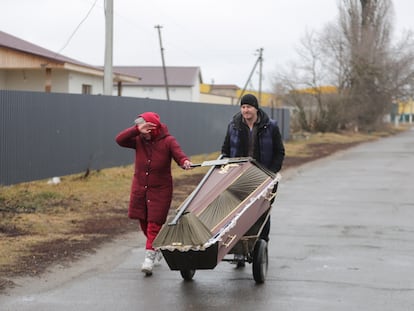 Habitantes de la pequeña ciudad de Borodianka, cerca de Kiev, llevan un ataúd, el pasado 3 de marzo.