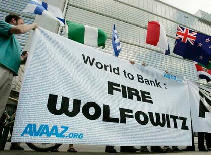 Un grupo de manifestantes pide la salida de Wolfowitz del Banco Mundial ante la sede en Washington.