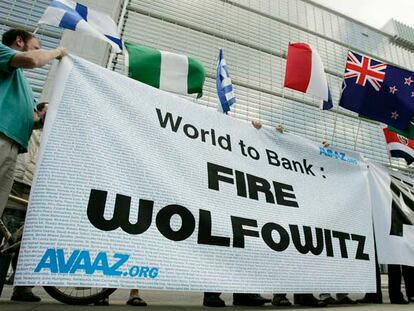 Un grupo de manifestantes pide la salida de Wolfowitz del Banco Mundial ante la sede en Washington.