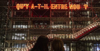 Dos visitantes observan la fachada del Centro Pompidou de París.