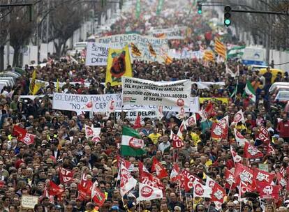 La Bahía de Cádiz se movilizó por primera vez contra el cierre de Delphi el pasado 1 de marzo. Unas 50.000 personas se unieron entonces a la protesta contra el cierre de la fábrica.