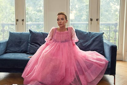 El vestido de tul de Villanelle

La asesina mejor vestida de la televisión ha elevado el vestido de la creadora británica Molly Goddard a objeto de culto. A pesar de que lo que abundan en Killing Eve son grandes marcas como Miu Miu, Burberry o Yves Saint Laurent, el diseño rosa ya es un icono tan irónico como fácil de reconocer. ¿Quién imaginaría a una sociópata sanguinaria vestida de algodón de azúcar?