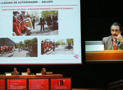 El jefe de Relaciones Públicas de la Diputación de Álava, José Luis Ochoa, durante la conferencia sobre el protocolo vasco.