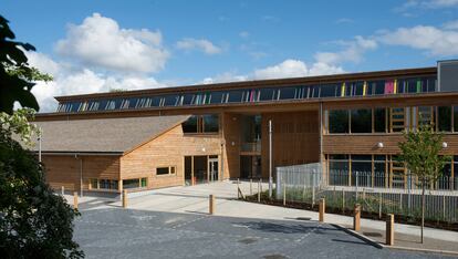 St Luke's School, de Jonathan Hines, es la primera escuela de Gran Bretaña que ha recibido la calificación Excellent BREEAM y en conseguir reducir un 60% las emisiones de carbono. Las condiciones que debía cumplir: ser altamente eficiente, bajo consumo energético, estar ventilada de forma natural y ser saludable y cómoda.