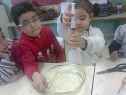 Alumnos del colegio Nicasio de Landa (Pamplona) en el taller de alta cocina El Bullicasio.