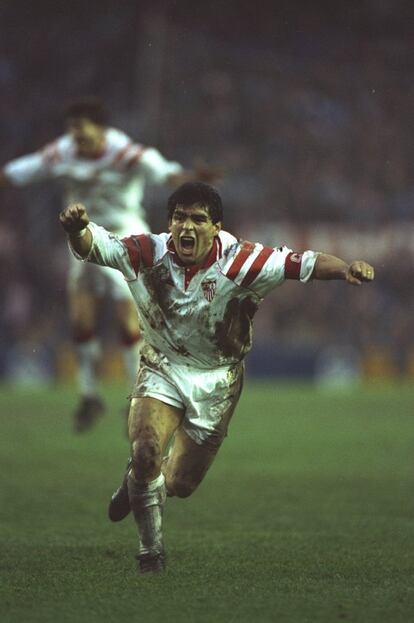 El astro argentino, Diego Maradona, celebra un gol cuando era jugador del Sevilla, en 1993.