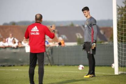 Roberto Martinez adiestra a Courtois.