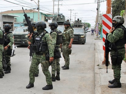 Elementos del Ejército mexicano después del tiroteo en Nuevo Laredo en el que murieron cinco jóvenes, el pasado 26 de febrero.