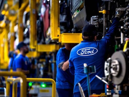 Trabajadores en una línea de ensamblaje de Ford en Almussafes.