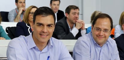 El secretario general del PSOE, Pedro S&aacute;nchez (i), junto al secretario de Organizaci&oacute;n, C&eacute;sar Luena (d), al inicio de la reuni&oacute;n del Comit&eacute; Federal del PSOE.