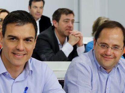 El secretario general del PSOE, Pedro S&aacute;nchez (i), junto al secretario de Organizaci&oacute;n, C&eacute;sar Luena (d), al inicio de la reuni&oacute;n del Comit&eacute; Federal del PSOE.