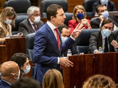 El portavoz del PSOE, Juan Lobato durante una rueda de prensa tras el pleno de la Asamblea de Madrid celebrado este jueves.