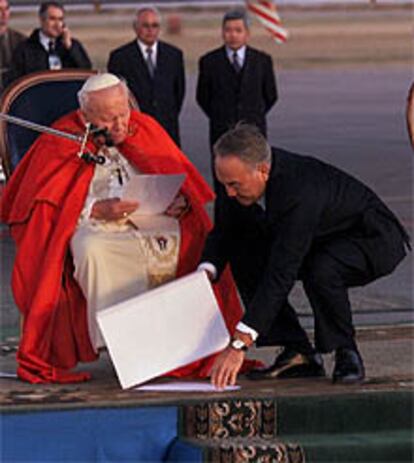 El presidente de Kazajistán recoge los papeles del Papa.