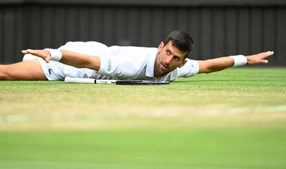 Djokovic celebra un punto durante el partido contra Sinner en la Centre Court de Wimbledon.