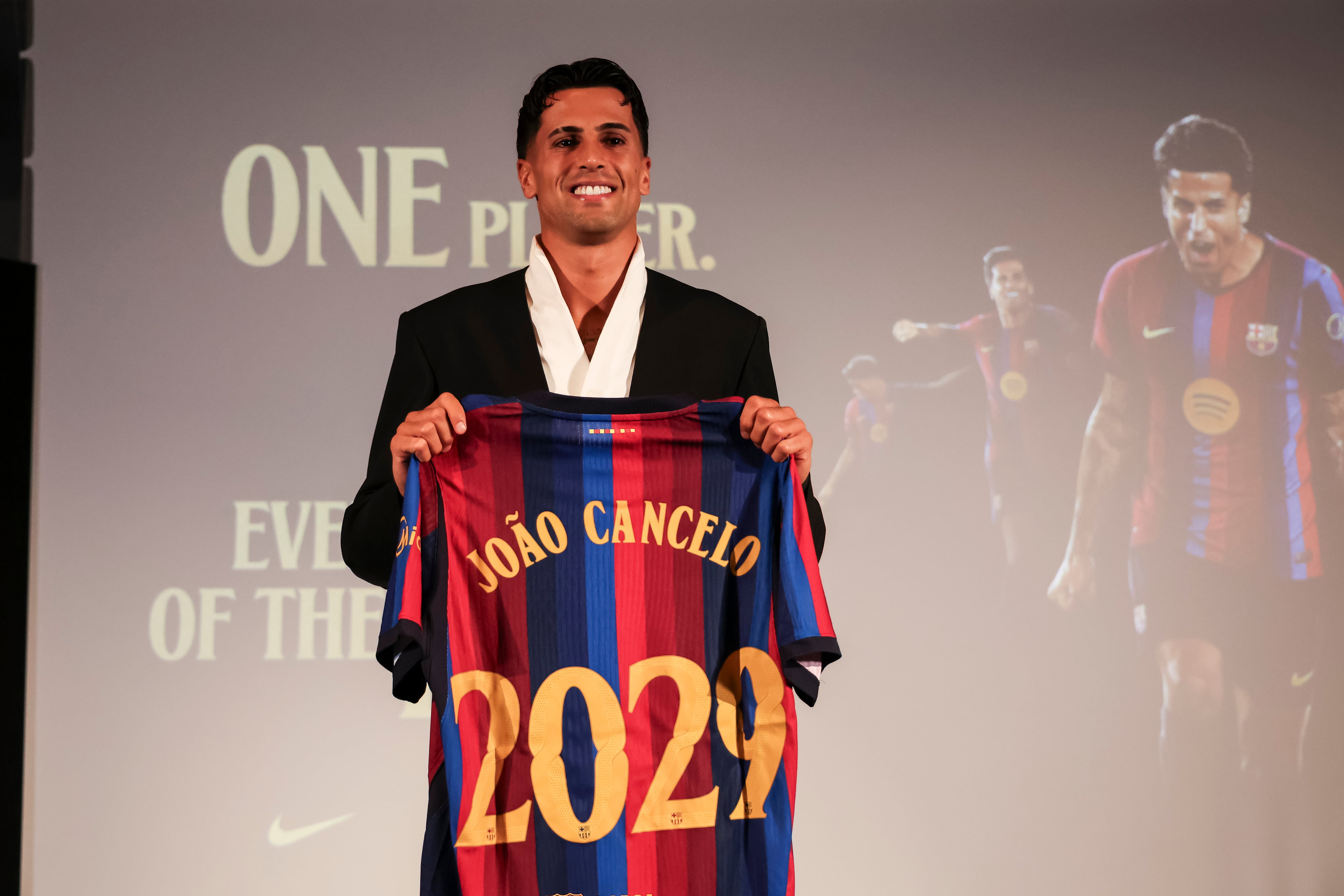 Cancelo regresa al Barça hasta 2029