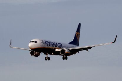 Un Boeing 737 de Ryanair, durante su aproximación al aeropuerto de Riga (Letonia), en enero pasado.