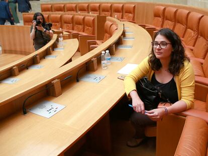 La diputada y consejera de Igualdad de La Rioja, Raquel Romero, en su escaño del Parlamento regional.