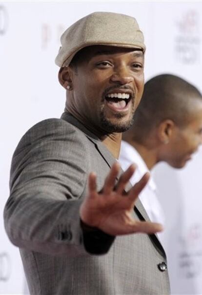 El de Will Smith es uno de los nombres que se alzan con más fuerza para protagonizar <i>Sospecha</i>, el filme que será el <i>remake</i> del clásico del suspense que en 1941 dirigió el maestro del género, Alfred Hitchcock, y que protagonizó el galán de galanes de la época, Cary Grant. Al parecer, Smith retomará el papel del apuesto caballero que conquista a una tímida jovencita inglesa que más tarde sospecha que su marido quiere matarla y ejercerá también labores e producción. Aún no se sabe nada de la actriz que lo acompañaría en cartel ni del director que intentará emular a Hitchcock.