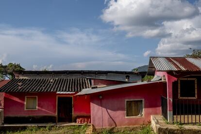 Este es ya un pueblo fantasma. El silencio recorre lo que era una humilde comunidad agrícola y cafetera, con más de un centenar de niños que jugaban en las veredas y se repartían en las casas de unos y otros. Para Karen Caballero, voluntaria en la guardería del pueblo, lo más difícil es el desarraigo tan fuerte. “Antes le daba clase a 30 niños todos los días, pero la mayoría se fueron porque sus papás andan alquilando en otros sitios o no tienen plata para venir. Ahora solo cuido de 14 y una vez a la semana. Se acabarán mudando de La Reina, seguro…”.