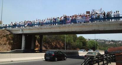 Decenas de empleados del hospital Costa del Sol, durante el parón del viernes.