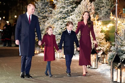 Los príncipes de Gales, Guillermo y Kate, junto a sus hijos Carlota y Jorge, a su llegada a la abadía de Westminster, en Londres, el 15 de diciembre de 2022. 